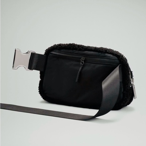 Lululemon Black Sherpa Belt Bag - Picture 3 of 16